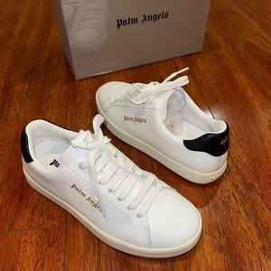 This pair of shoes by palm angels is new, it’s doesn’t suit me.